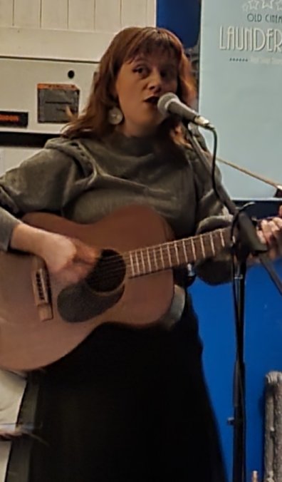 Charm of Finches, Mabel